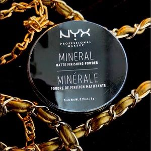 NYX MINERAL FINISHING POWDER• Medium/Dark